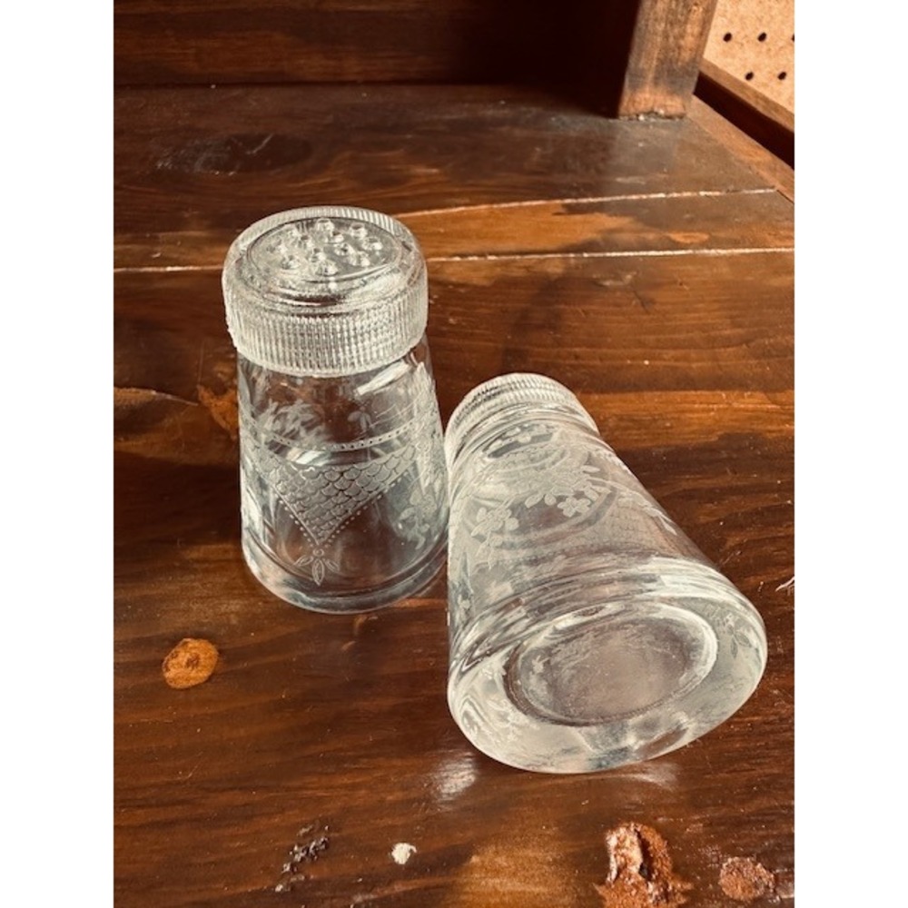 Vintage Etched Clear Glass Salt and Pepper Shakers Floral Lace Pattern Set of 2 - Picture 4 of 7